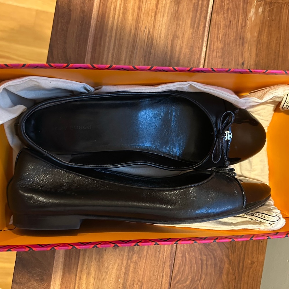 Like New! Tory Burch CAP-TOE BALLET